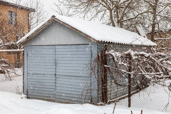 Metal Bir Kar Yağışı Sırasında Kış Garajda — Stok fotoğraf