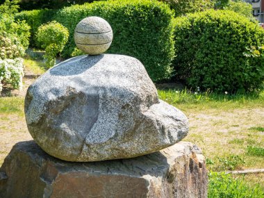 Taş taş kaide, Bahçe heykeli topa