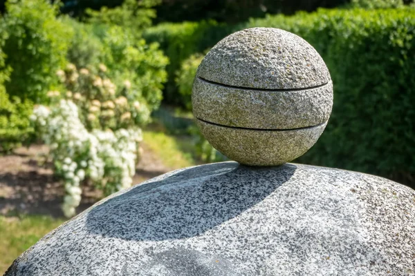 Bola Piedra Sobre Pedestal Roca Escultura Jardín — Foto de Stock