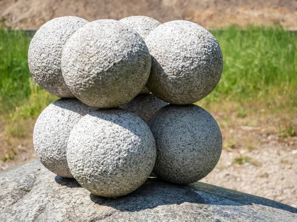 石球在岩石基座 庭院雕塑 — 图库照片