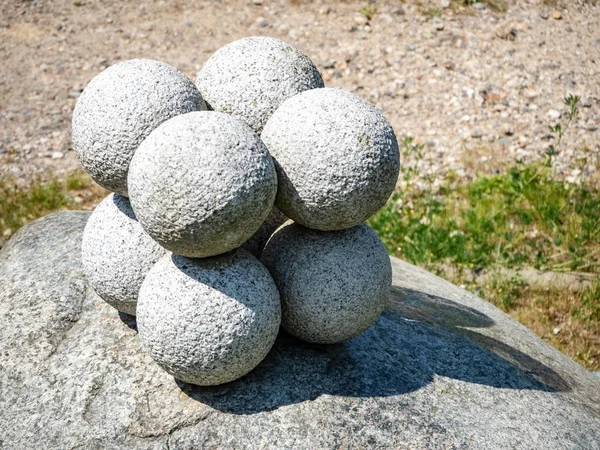 ロック台座の彫刻の庭の石球 — ストック写真