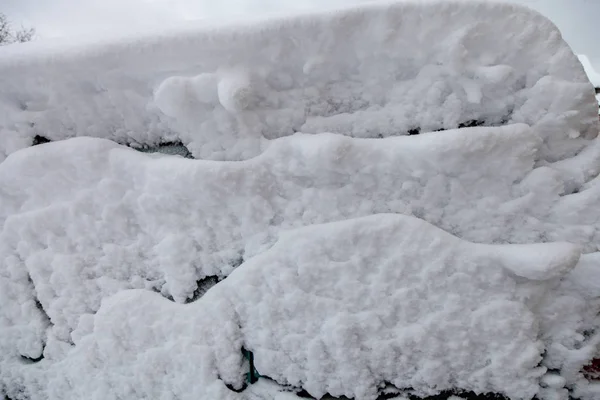 Superficie del coche está cubierto de nieve —  Fotos de Stock