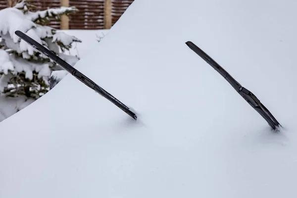 Szyba samochodowa pokryta śniegiem — Zdjęcie stockowe