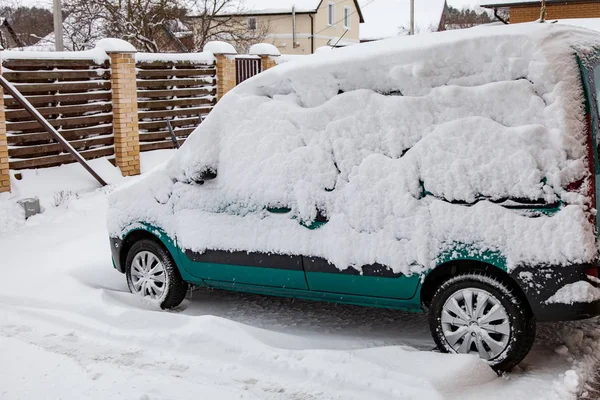 Bilar täcks av snö efter blizzard — Stockfoto