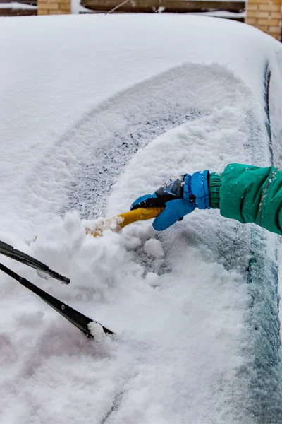 Rengöring Snö Från Bilen Med Borste Transport Vinter Väder Personer — Stockfoto