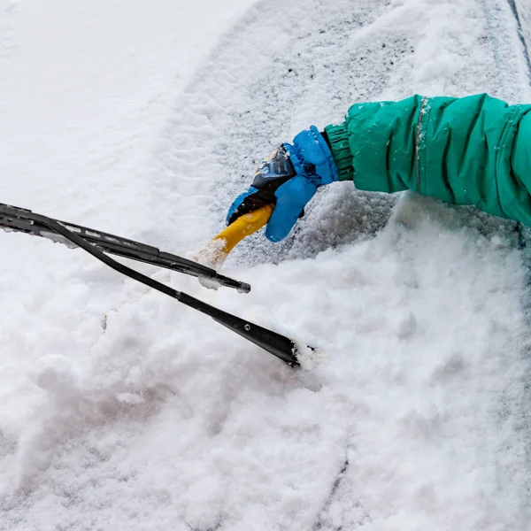 Sprzątanie Śniegu Samochodu Koncepcją Pędzla Transport Zima Pogoda Osób Pojazdów — Zdjęcie stockowe