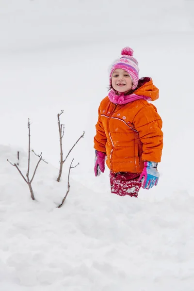 在户外的冬天在雪地里玩耍的女婴穆斯林 — 图库照片