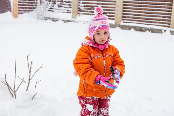 Bebê Menina Muçulmano Jogando Neve Inverno Livre — Fotografia de Stock