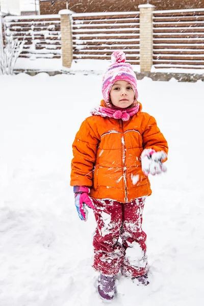 Bebê Menina Muçulmano Jogando Neve Inverno Livre — Fotografia de Stock