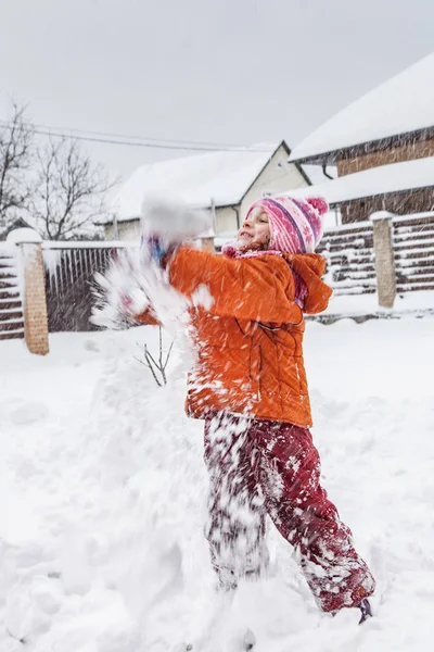 Oynayan Kız Müslüman Kış Açık Havada Kar Bebeğim — Stok fotoğraf