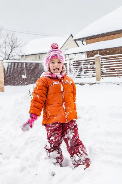 Bebê Menina Muçulmano Jogando Neve Inverno Livre — Fotografia de Stock