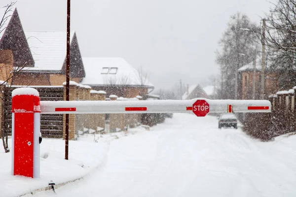 コテージの町への入り口でのセキュリティ障壁ゲート自動システム — ストック写真