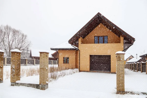 Casa Tijolo Inacabada Uma Área Coberta Neve Inverno Postes Tijolo — Fotografia de Stock