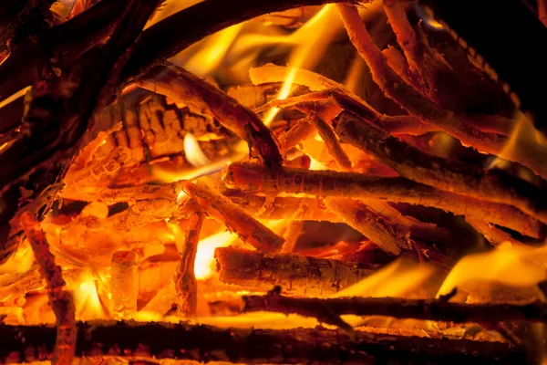 Background Smoldering Wood Fireplace Closeup — Stock Photo, Image