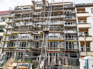 İnşaat yeni binanın tamamlanması çevreleyen iskele