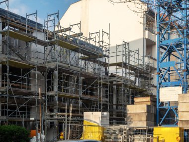 Berlin şehir inşaat yeni binanın tamamlanması çevreleyen iskele