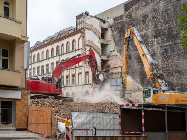 İmar, Berlin, Almanya için evler yıkan kazıcı. Eski bina duvarları ve bir ekskavatör kova ile inşaat enkaz Temizleme