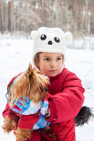 Menina Segurando Cão Inverno Livre Close — Fotografia de Stock