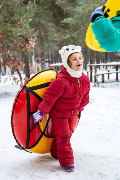 Pozitivní Aktivní Dívka Drží Snowtubing Nafukovací Sáně Její Koncepce Venku — Stock fotografie