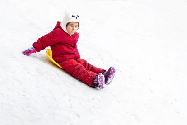 Schattig Klein Meisje Met Schotel Sleeën Buitenshuis Winterdag Rijden Heuvels — Stockfoto