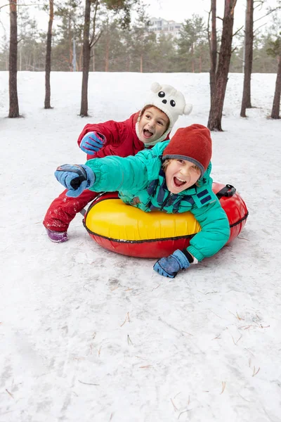 Boy Girl Sliding Hill Tubing Sleds Outdoors Winter Day Ride — Stock Photo, Image