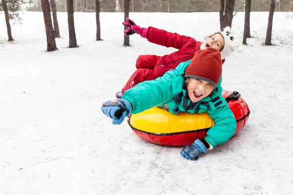 Niño Niña Deslizándose Por Colina Trineos Tubing Aire Libre Día — Foto de Stock