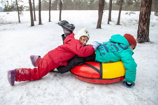 Jungen Und Mädchen Rutschen Mit Schlauchschlitten Freien Den Berg Hinunter — Stockfoto