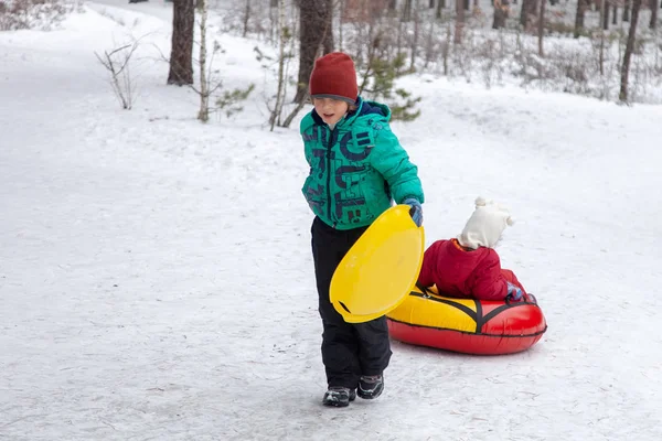 Hermano Tira Hermana Trineos Tubing Colina Aire Libre Día Invierno — Foto de Stock