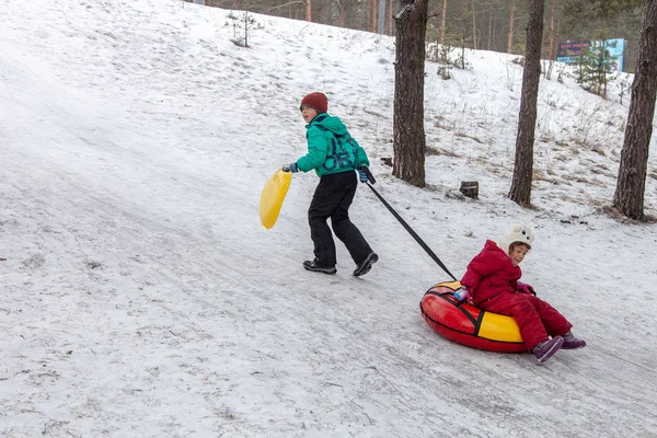 Brother Pulls Sister Tubing Sleds Hill Outdoors Winter Day Winter — Stock Photo, Image