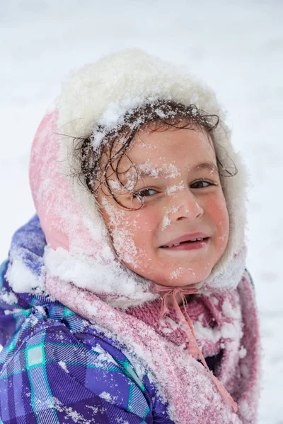 Retrato Close Uma Menina Muçulmana Inverno Nevado — Fotografia de Stock