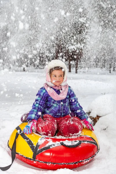 Κοριτσάκι Παίζει Στο Χιόνι Εξωτερικούς Χώρους — Φωτογραφία Αρχείου