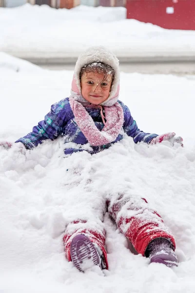 Klein Meisje Sneeuw Buiten Spelen — Stockfoto