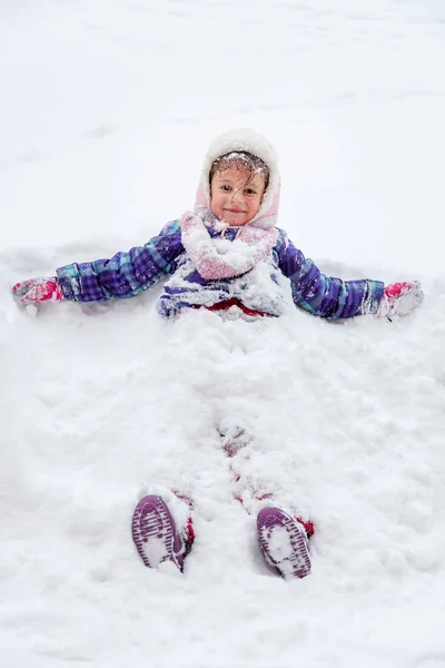 在户外的雪中玩耍的小女孩 — 图库照片