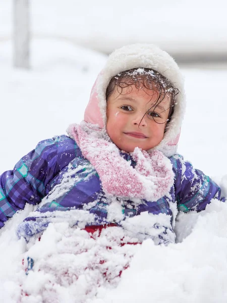 Küçük Kız Açık Havada Karda Oynarken — Stok fotoğraf