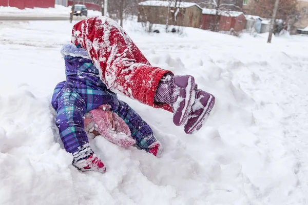 Kleines Mädchen Stürzt Schnee Freien — Stockfoto