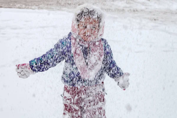 Petite Fille Jouant Dans Neige Extérieur — Photo