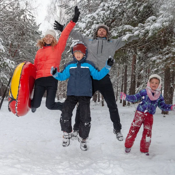 Familie Springt Tijdens Het Wandelen Winter — Stockfoto
