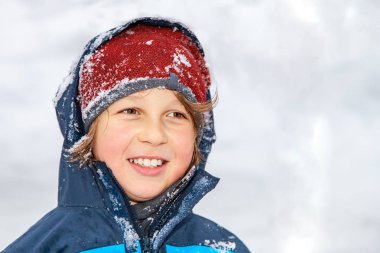 Bir çocuğun kışın portre portre