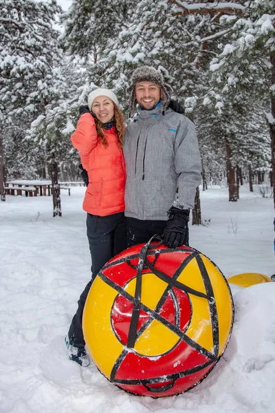 Pareja Los Jóvenes Están Caminando Bosque Invierno — Foto de Stock