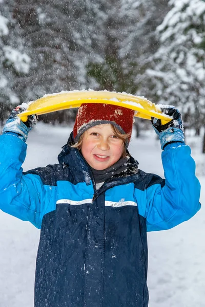 Retrato Perto Menino Inverno Cobriu Cabeça Com Disco Neve — Fotografia de Stock