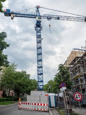 Berlin, Almanya, bir yerleşim bölgesinde yeni bir binanın İnşaat Vinç
