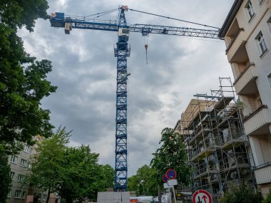 Berlin, Almanya, bir yerleşim bölgesinde yeni bir binanın İnşaat Vinç