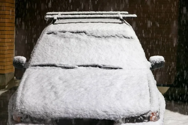 Bil Täckt Med Snö Natten Tung Snö — Stockfoto