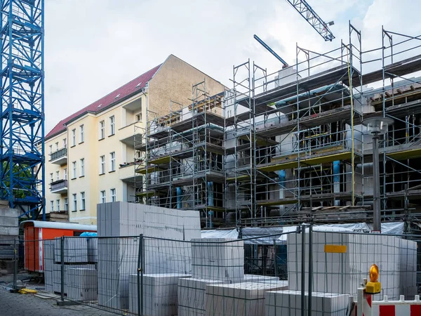 İnşaat yeni binanın tamamlanması çevreleyen iskele