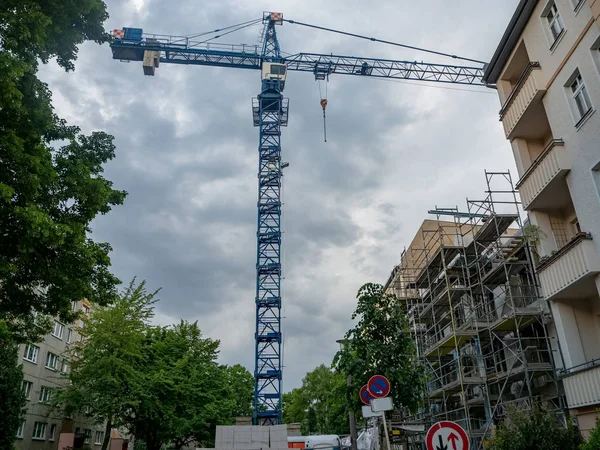 Berlin, Almanya, bir yerleşim bölgesinde yeni bir binanın İnşaat Vinç
