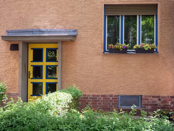 Finestra Decorata Con Fiori Geranio Sulla Parete Arancione Tipica Finestra — Foto Stock