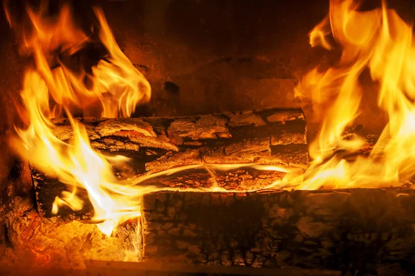 추상적 배경으로 나무를 가깝게 태우는 것이죠 장작으로 뜨거운 위에서 땔감이 — 스톡 사진