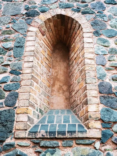 Παραθυράκι Στον Τοίχο Της Οχύρωσης Του Μεσαιωνικού Κάστρου Για Grunge — Φωτογραφία Αρχείου