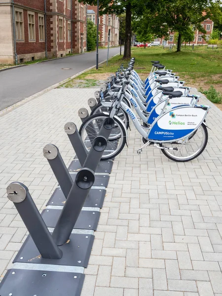Berlín Alemania Julio 2018 Aparcamiento Para Bicicletas Cerca Clínica Helios — Foto de Stock
