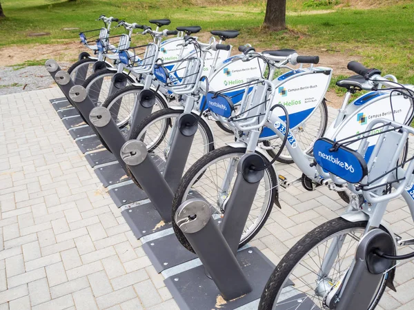 Berlín Alemania Julio 2018 Aparcamiento Para Bicicletas Cerca Clínica Helios — Foto de Stock